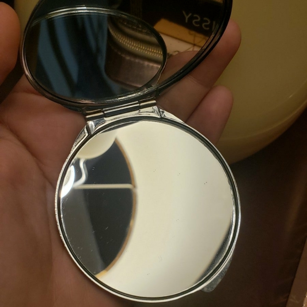 Compact - Picture 4 of 4